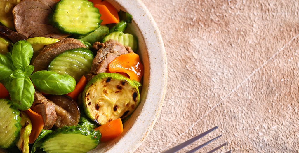 Delicioso prato de comida saudável, repleto de nutrientes e cores vibrantes. Uma refeição equilibrada com ingredientes frescos, promovendo bem-estar e uma alimentação nutritiva para um estilo de vida saudável.