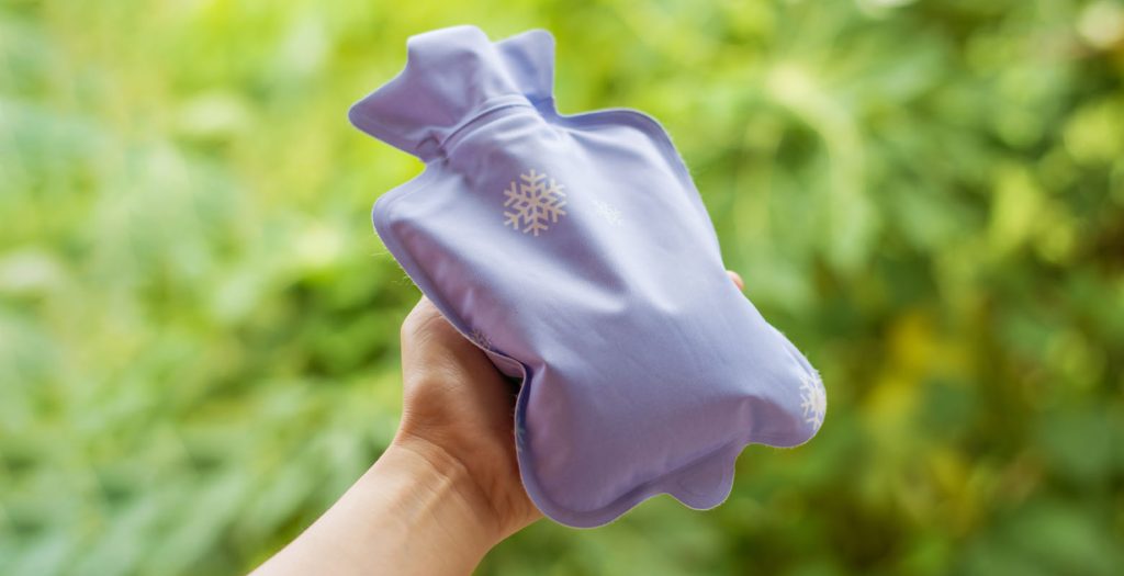 Imagem de uma bolsa de gelo que pode ser gentilmente aplicada para aliviar hematomas na pele. Este tratamento eficaz proporciona alÃvio e redução do inchaço, promovendo a recuperação rápida de contusões e lesões cutâneas.